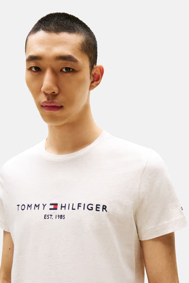 Beige T-shirt met korte mouwen van TOMMY HILFIGER, met geborduurd logo en klassieke pasvorm.