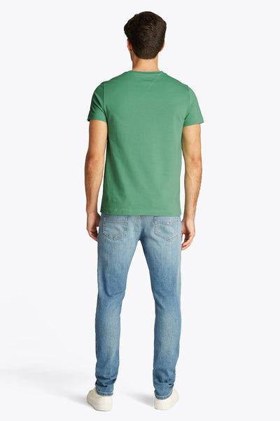 T-shirt à manches courtes vert de TOMMY HILFIGER, porté avec un jean bleu clair et des baskets blanches, vue de dos.
