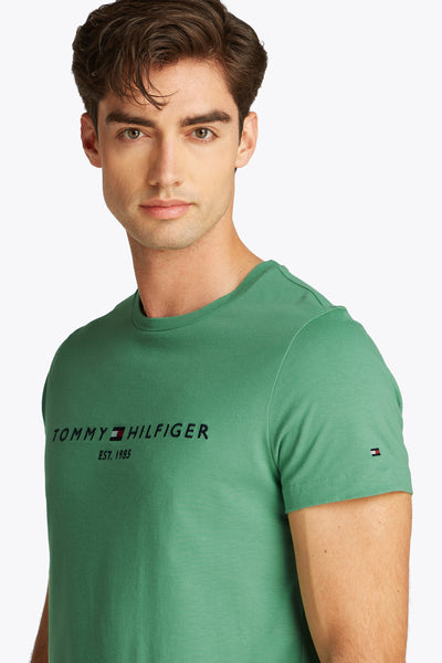 Groen T-shirt met korte mouwen van TOMMY HILFIGER, met geborduurd logo op de borst en vlagpatch op de mouw.