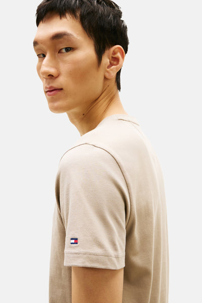 T-shirt à manches courtes beige de Tommy Hilfiger, avec logo drapeau sur la manche.
