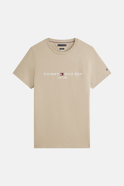 T-shirt beige à manches courtes de TOMMY HILFIGER, avec logo brodé sur le devant et drapeau sur la manche.