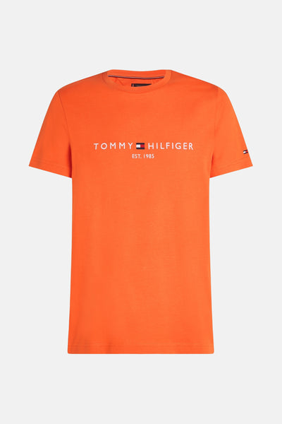 T-shirt orange à manches courtes de TOMMY HILFIGER, avec logo blanc imprimé sur le devant.