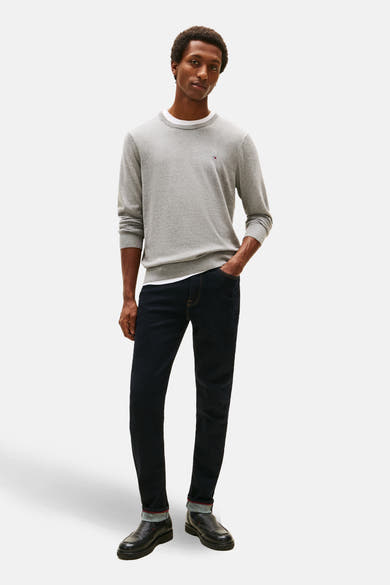 Grijze rondehals trui van Tommy Hilfiger, in fijne breinaald, met discreet logo op de borst.