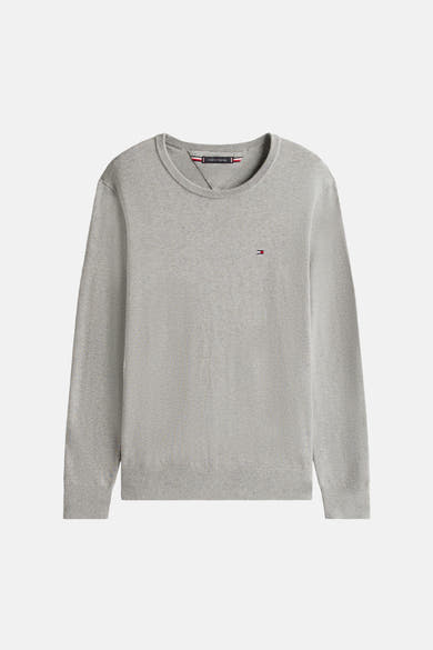 Pull à col rond gris par Tommy Hilfiger, en tricot de maille fine, avec logo discret sur la poitrine.