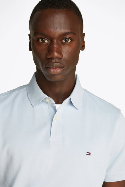 Polo bleu à manches courtes de TOMMY HILFIGER, avec un petit logo drapeau sur la poitrine.