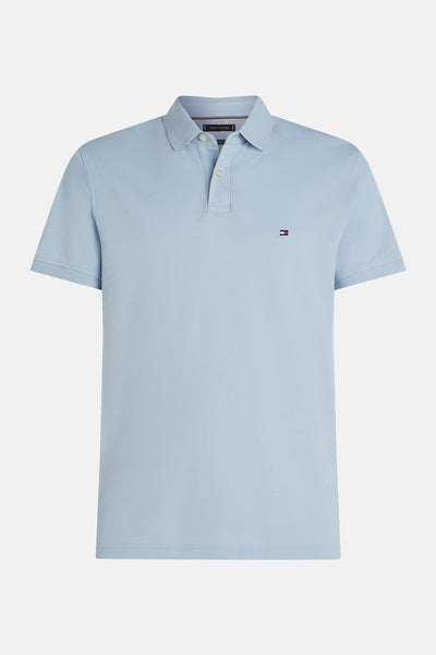 Polo bleu à manches courtes de TOMMY HILFIGER, avec logo brodé sur la poitrine.