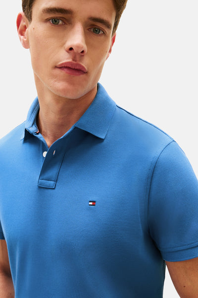 Polo à manches courtes bleu de TOMMY HILFIGER, avec logo brodé sur la poitrine.