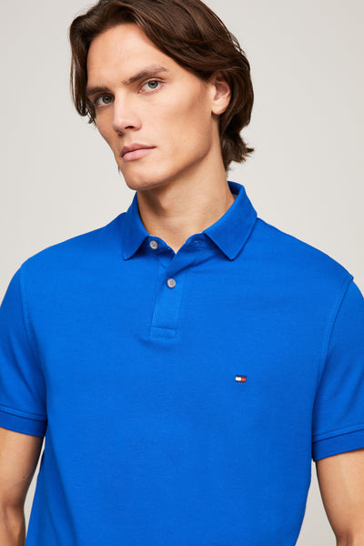 Polo bleu à manches courtes de TOMMY HILFIGER, avec un petit logo drapeau sur la poitrine.
