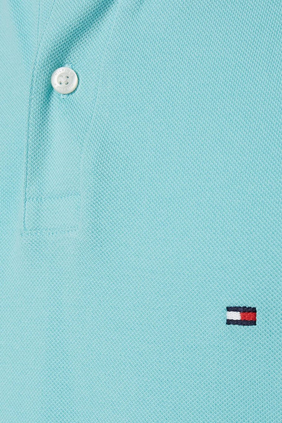 Polo bleu à manches courtes de Tommy Hilfiger avec logo brodé et patte de boutonnage.