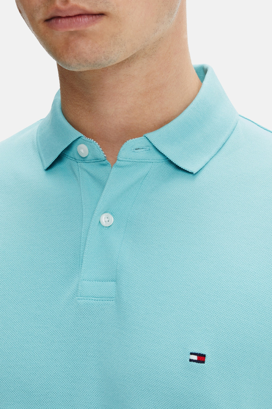 Polo à manches courtes bleu de Tommy Hilfiger avec logo sur la poitrine.