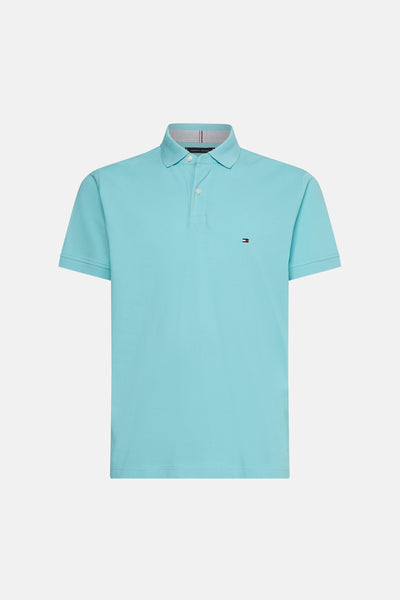 Polo à manches courtes bleu de TOMMY HILFIGER, avec logo discret sur la poitrine.
