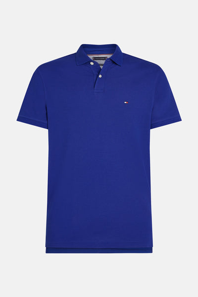 Polo bleu à manches courtes de TOMMY HILFIGER, avec logo discret sur la poitrine.