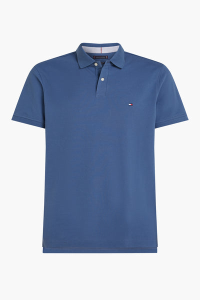 Polo bleu à manches courtes de TOMMY HILFIGER, avec logo discret sur la poitrine.