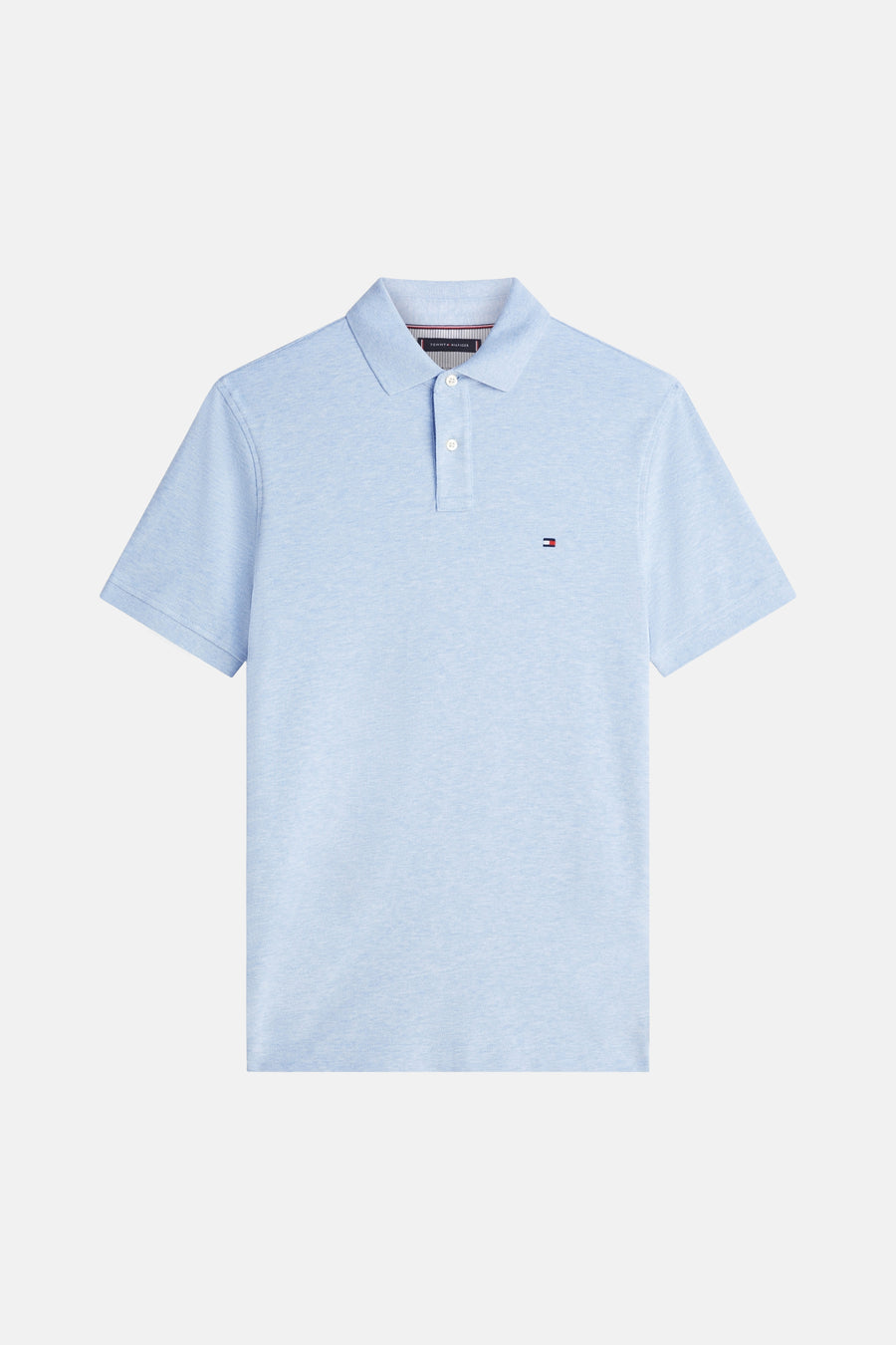 Polo à manches courtes bleu de Tommy Hilfiger, avec logo drapeau rouge sur la poitrine.