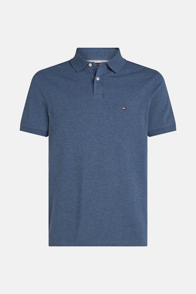 Polo bleu à manches courtes de Tommy Hilfiger, avec un petit logo brodé sur la poitrine.