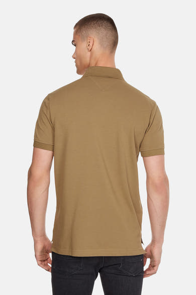 Polo kaki à manches courtes de TOMMY HILFIGER, vue arrière sur fond blanc.