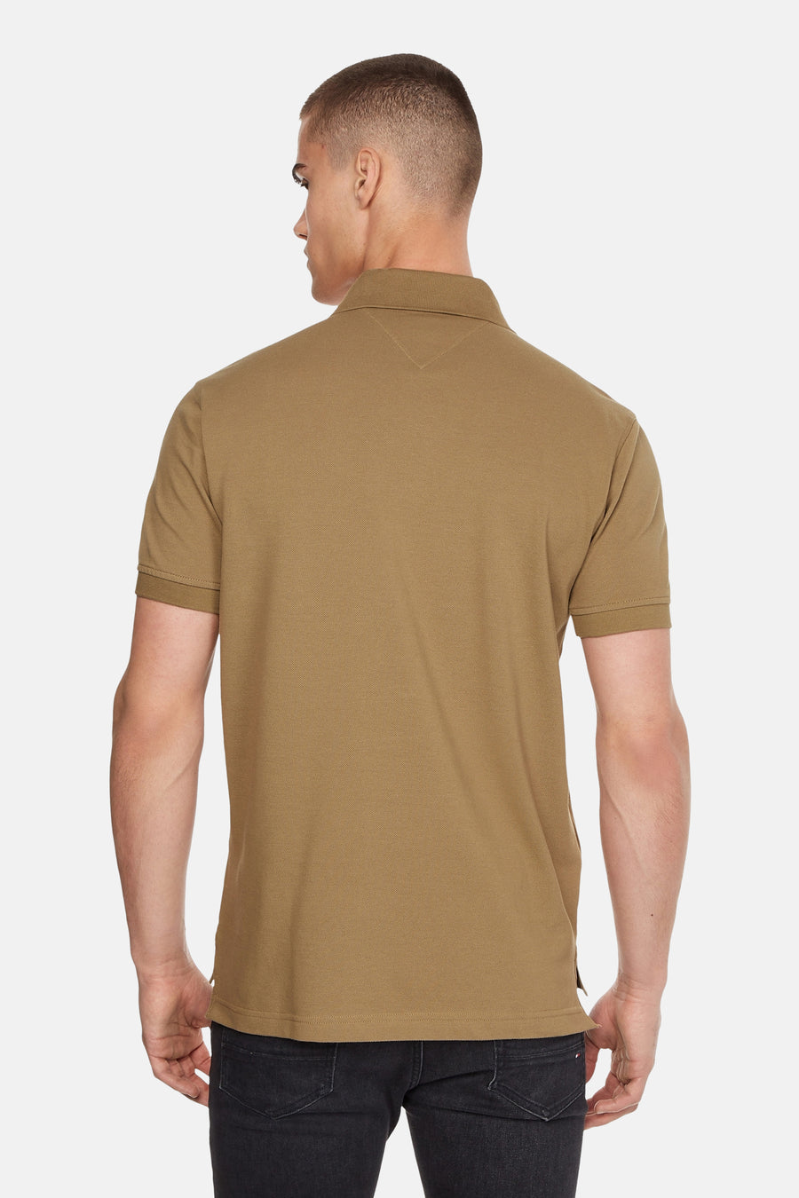 Polo kaki à manches courtes de TOMMY HILFIGER, vue arrière sur fond blanc.