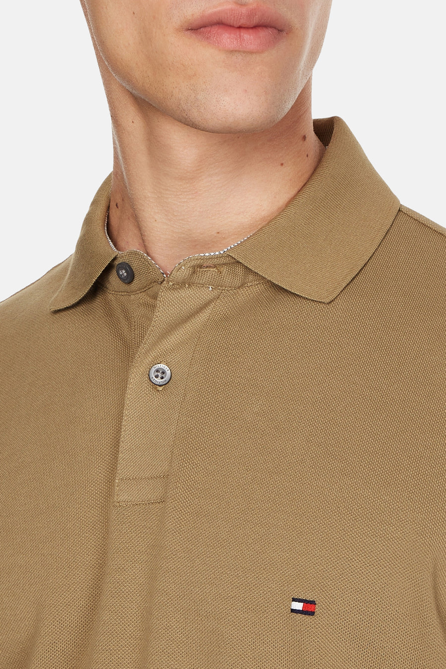 Polo à manches courtes kaki de TOMMY HILFIGER, avec patte de boutonnage et logo discret.