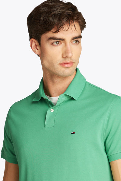 Polo à manches courtes vert de Tommy Hilfiger, avec col et logo brodé.