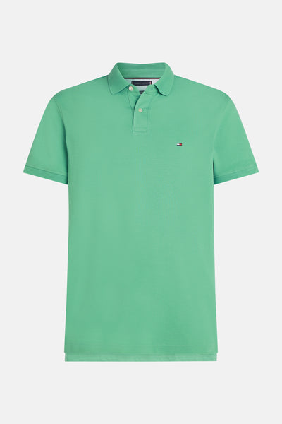 Polo à manches courtes vert de TOMMY HILFIGER, avec logo brodé discret.