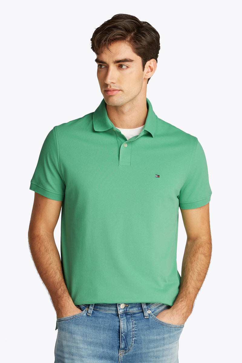 TOMMY HILFIGER groenk-shirt polo shirt Polo, met metu een blauw denimjean en een wit t-shirt.
