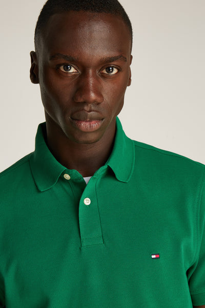 Groen poloshirt met korte mouwen van TOMMY HILFIGER, met vlaglogo op de borst.