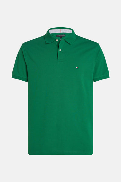 Groen poloshirt met korte mouwen van TOMMY HILFIGER, met subtiele strepen aan de binnenkant van de kraag.