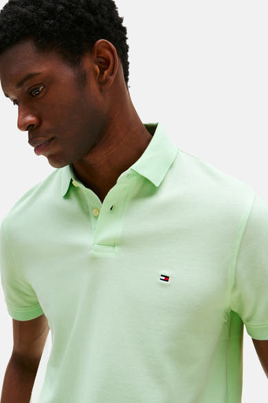 Polo vert à manches courtes de Tommy Hilfiger, avec logo sur la poitrine et patte de boutonnage.
