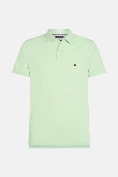 Polo à manches courtes vert de Tommy Hilfiger, avec logo discret sur la poitrine.
