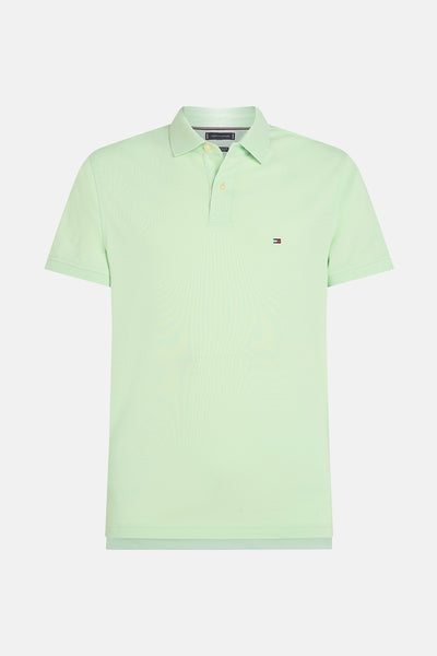 Polo à manches courtes vert de Tommy Hilfiger, avec logo discret sur la poitrine.

