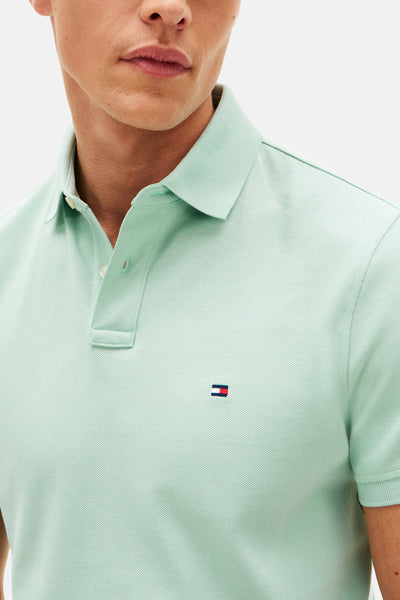 Polo vert à manches courtes de TOMMY HILFIGER, en maille piquée texturée avec logo discret.