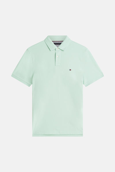 Polo à manches courtes vert de TOMMY HILFIGER, avec logo drapeau sur la poitrine.