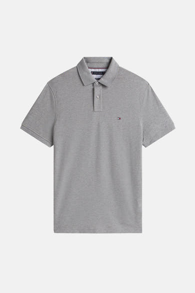 Grijze polo van Tommy Hilfiger, met het iconische vlaglogoog op de borst.