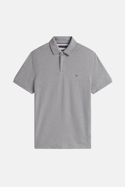 Polo gris de Tommy Hilfiger, avec logo drapeau emblématique sur la poitrine.