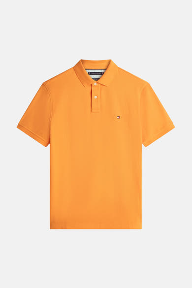 Polo à manches courtes orange de TOMMY HILFIGER, avec un logo discret sur la poitrine.