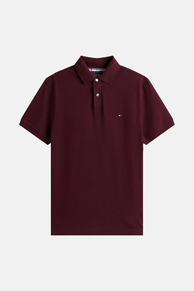 Polo bordeaux à manches courtes de TOMMY HILFIGER, avec logo discret sur la poitrine.