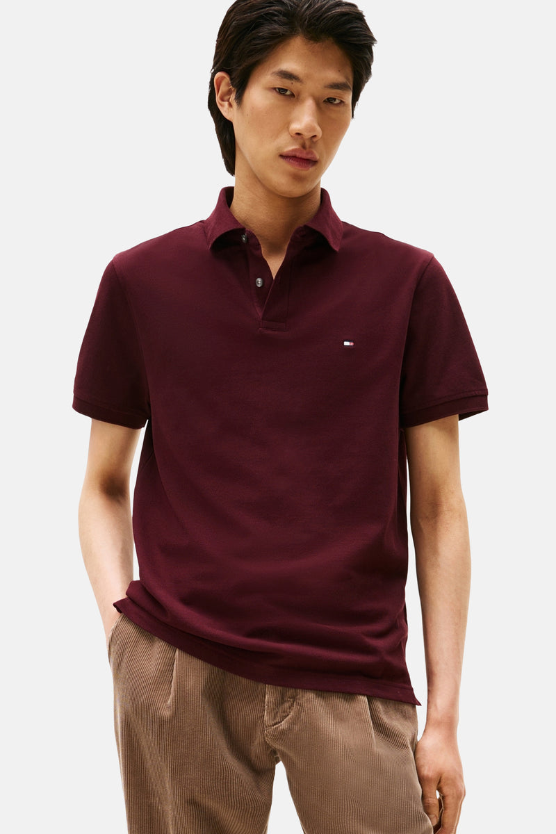 Polo rood met korte mouwen van TOMMY HILFIGER, gedragen met een velourskous.