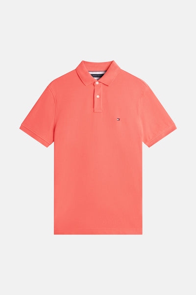 Polo à manches courtes rouge de Tommy Hilfiger avec logo discret sur la poitrine, coupe classique.