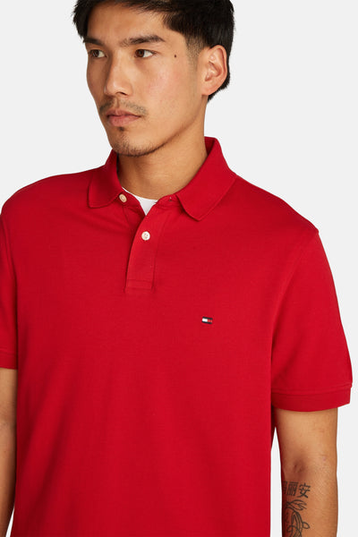 Polo rouge à manches courtes de TOMMY HILFIGER, avec logo discret sur la poitrine.