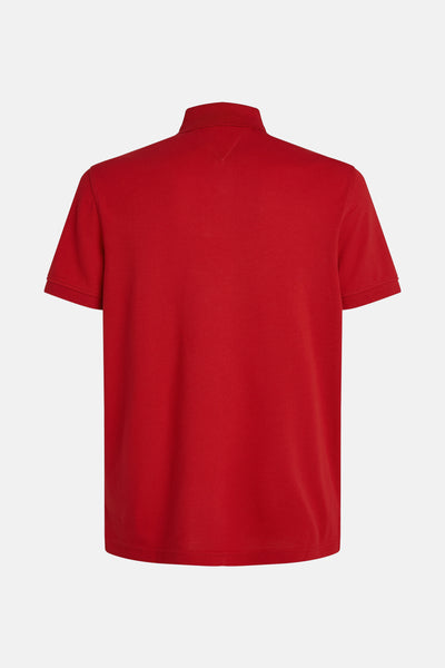 Polo rouge à manches courtes de TOMMY HILFIGER, avec un col classique et une texture piquée visible.