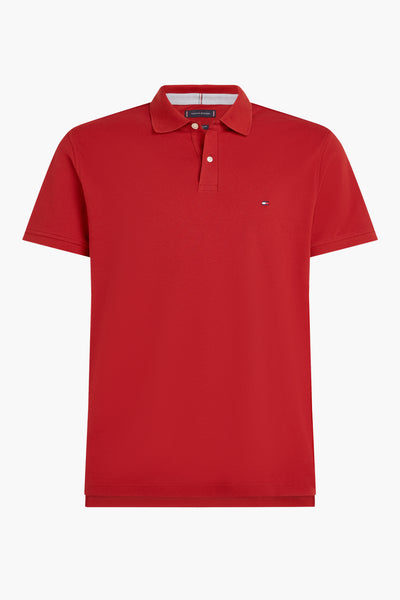 Polo rouge à manches courtes de Tommy Hilfiger, avec logo brodé sur la poitrine.