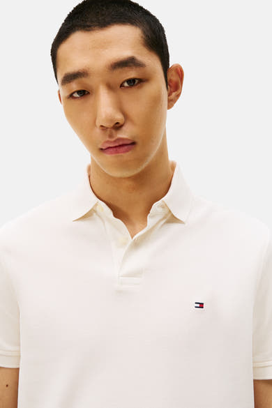 Polo à manches courtes écru de TOMMY HILFIGER, avec logo discret sur la poitrine.