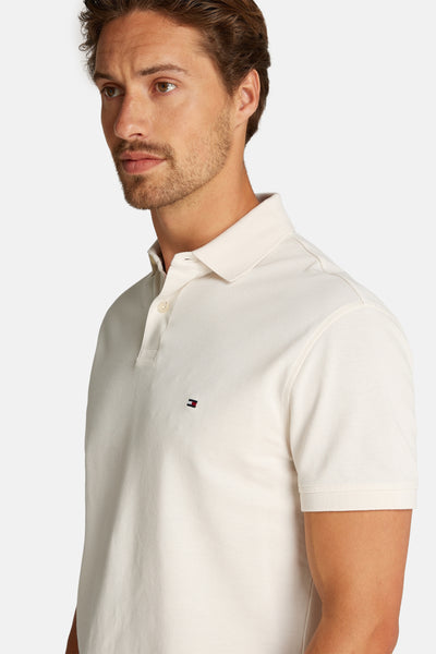 Polo écru à manches courtes de Tommy Hilfiger, avec logo sur la poitrine gauche.