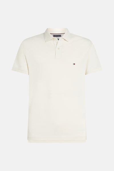 Polo écru à manches courtes de Tommy Hilfiger, avec logo discret sur la poitrine.
