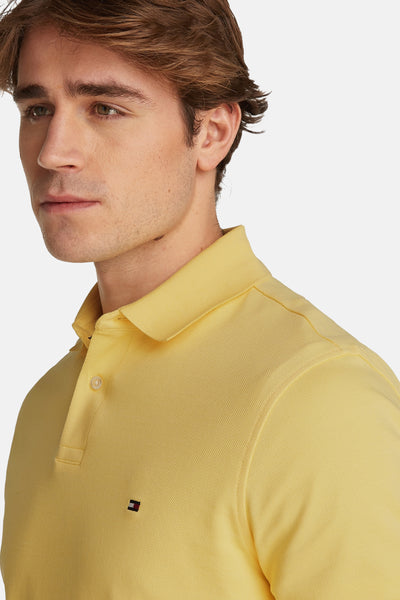 Polo jaune de TOMMY HILFIGER en maille piquée, avec logo discret sur la poitrine.
