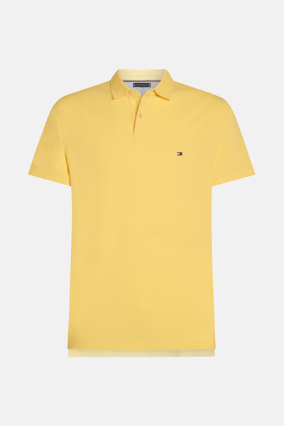 Polo jaune de TOMMY HILFIGER avec logo emblématique sur la poitrine, en coton piqué texturé.