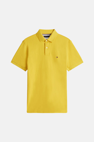 Polo à manches courtes jaune de TOMMY HILFIGER, avec logo sur le côté gauche.