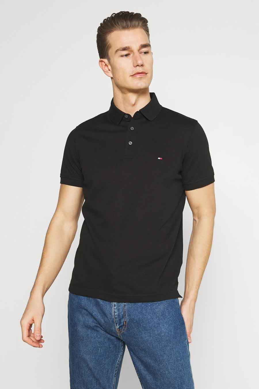 Zwart Tommy Hilfiger poloshirt met drie knopen en geborduurd logo op de borst.