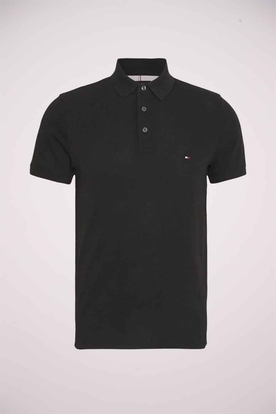 Polo noir de Tommy Hilfiger avec trois boutons, et logo brodé sur la poitrine.