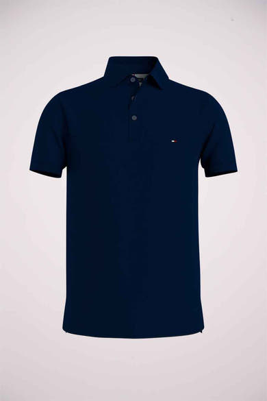Polo bleu marine de Tommy Hilfiger, avec deux boutons et logo discret sur la poitrine.